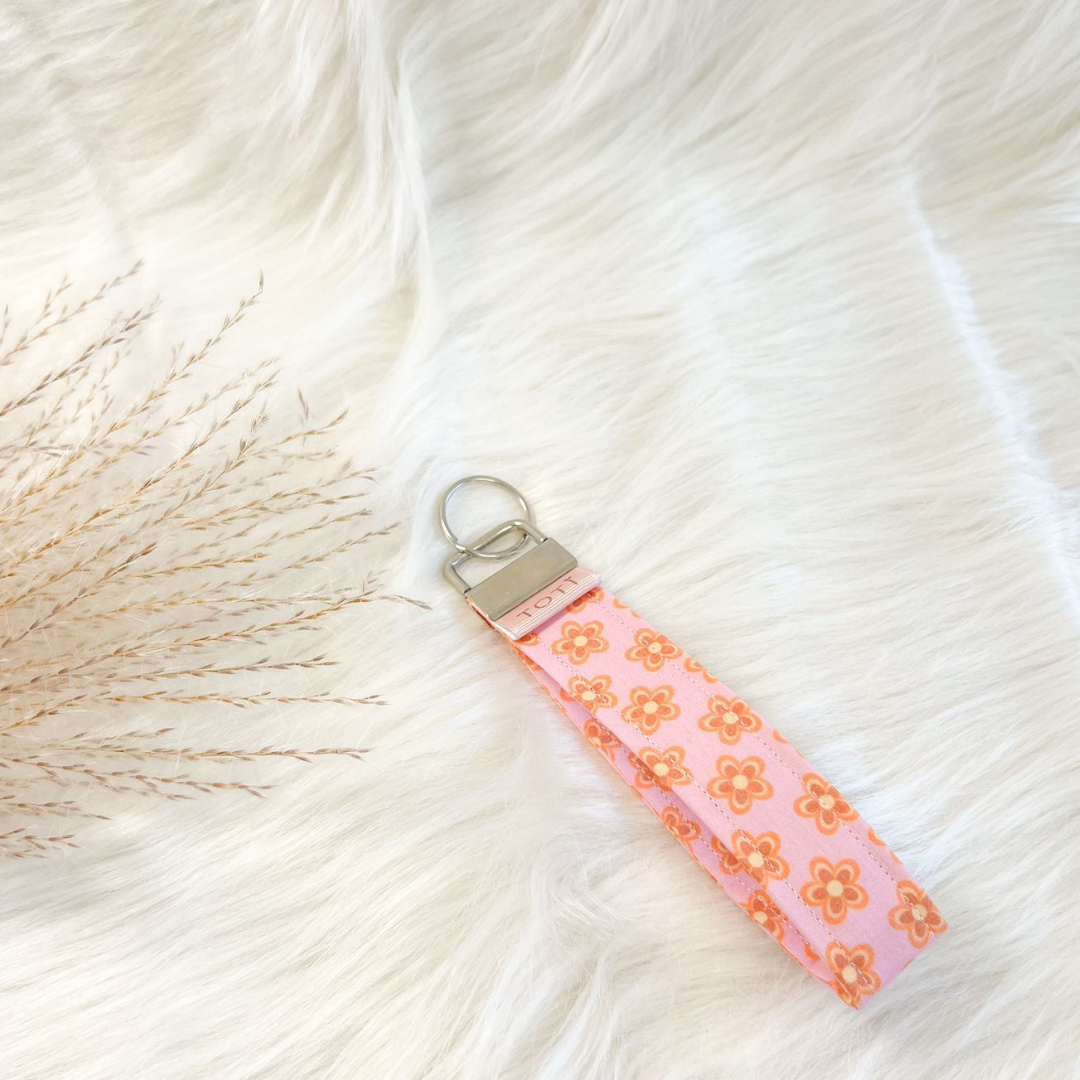 Wristlet Keychains, Fob Daisy Wristlet, Custom keychains, Handmade, Soft Pink Flowers