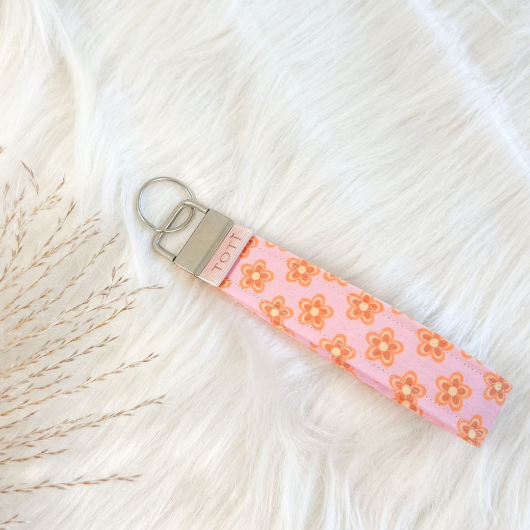 Wristlet Keychains, Fob Daisy Wristlet, Custom keychains, Handmade, Soft Pink Flowers