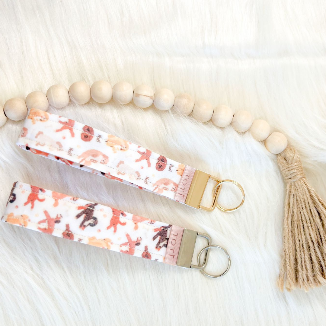 Wristlet Keychains, Fob Daisy Wristlet, Custom keychains, Handmade, Puppy