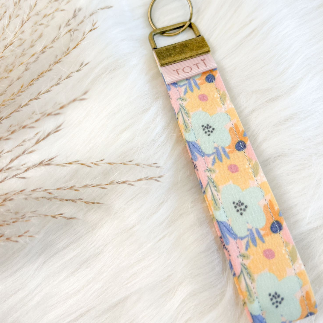 Wristlet Keychains, Fob Daisy Wristlet, Custom keychains, Handmade, Blue Floral