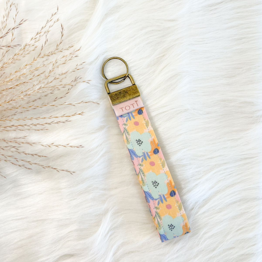 Wristlet Keychains, Fob Daisy Wristlet, Custom keychains, Handmade, Blue Floral
