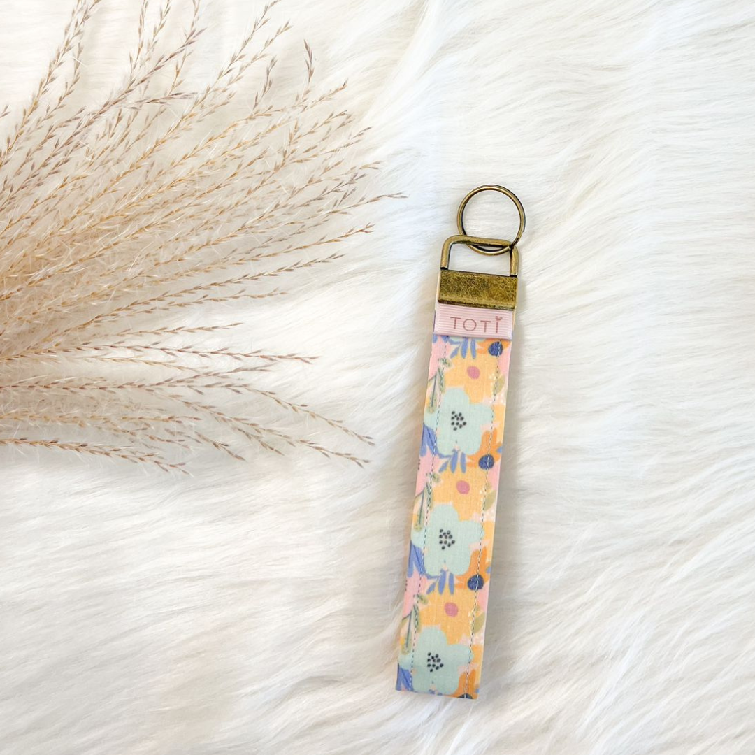 Wristlet Keychains, Fob Daisy Wristlet, Custom keychains, Handmade, Blue Floral