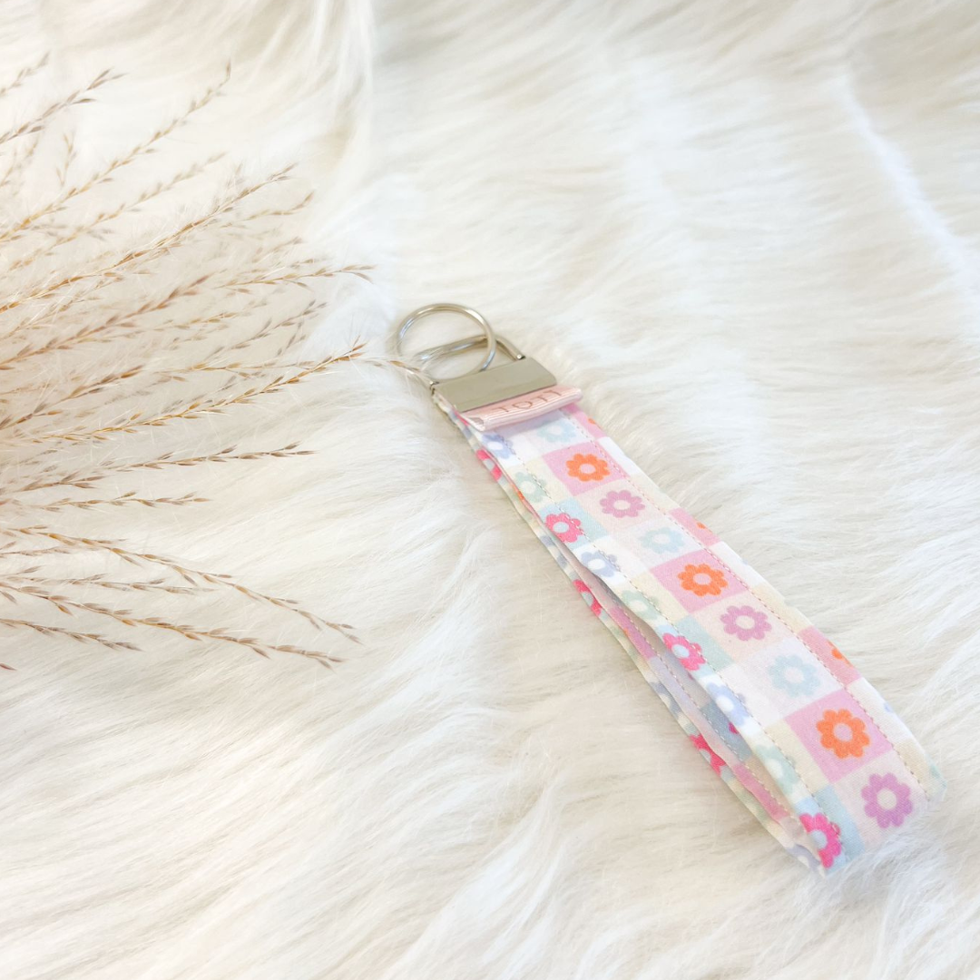 Wristlet Keychains, Fob Daisy Wristlet, Custom keychains, Handmade, Retro Floral