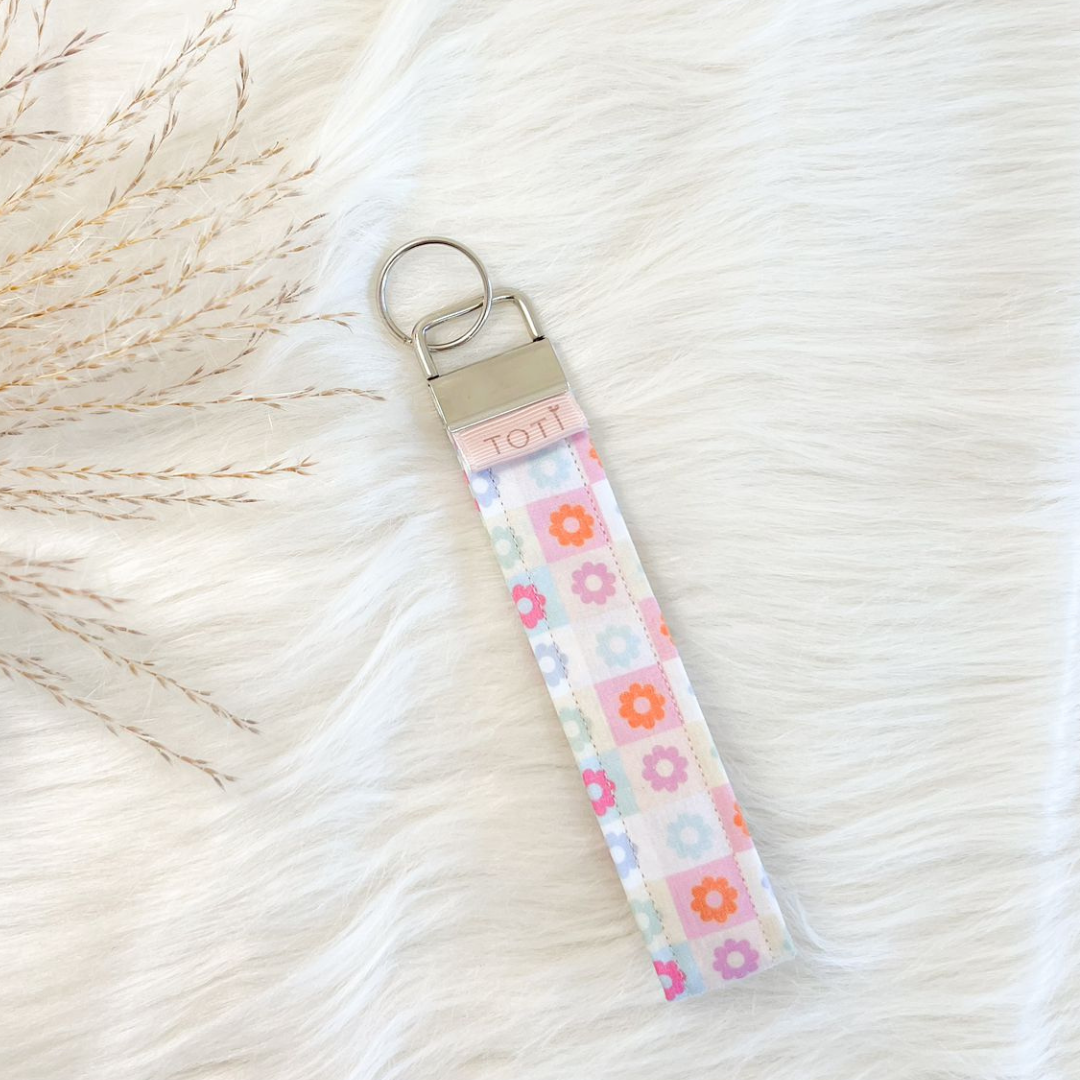 Wristlet Keychains, Fob Daisy Wristlet, Custom keychains, Handmade, Retro Floral