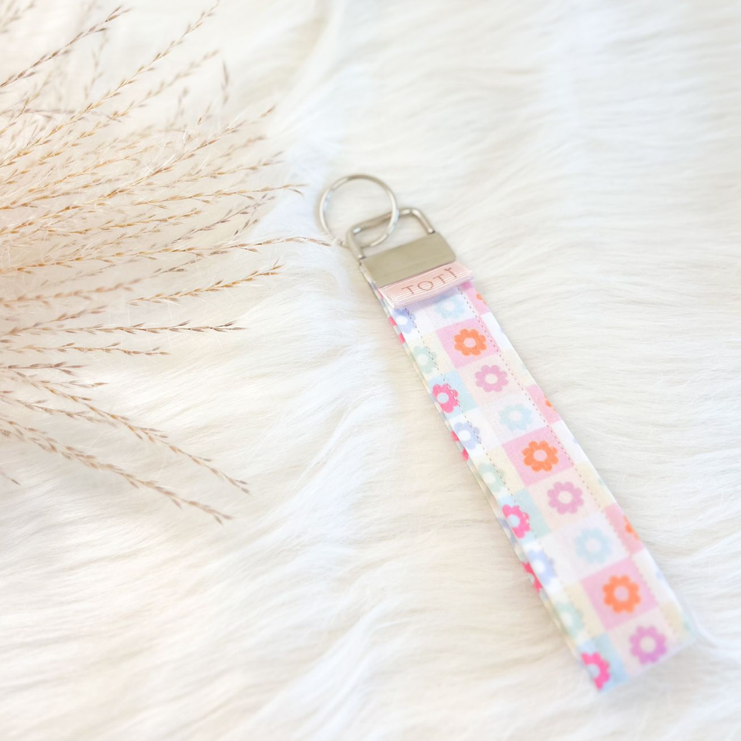 Wristlet Keychains, Fob Daisy Wristlet, Custom keychains, Handmade, Retro Floral