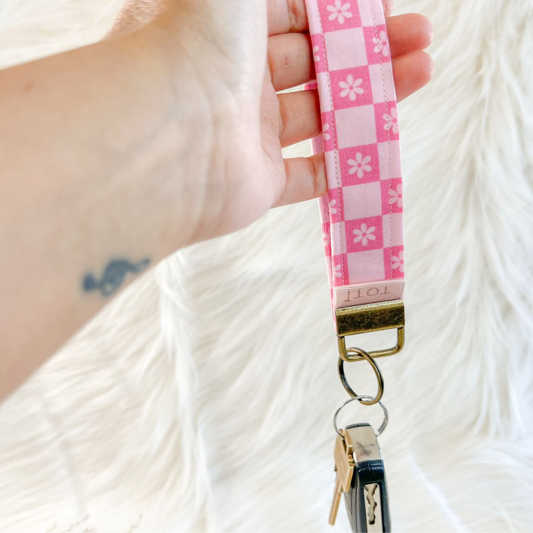 Wristlet Keychains, Fob Daisy Wristlet, Custom keychains, Handmade, Pink Wavy Checkered retro