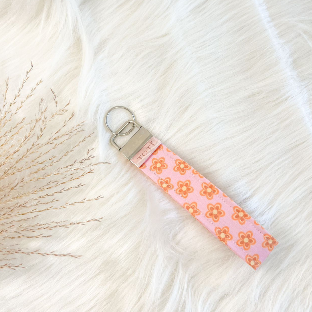 Wristlet Keychains, Fob Daisy Wristlet, Custom keychains, Handmade, Soft Pink Flowers