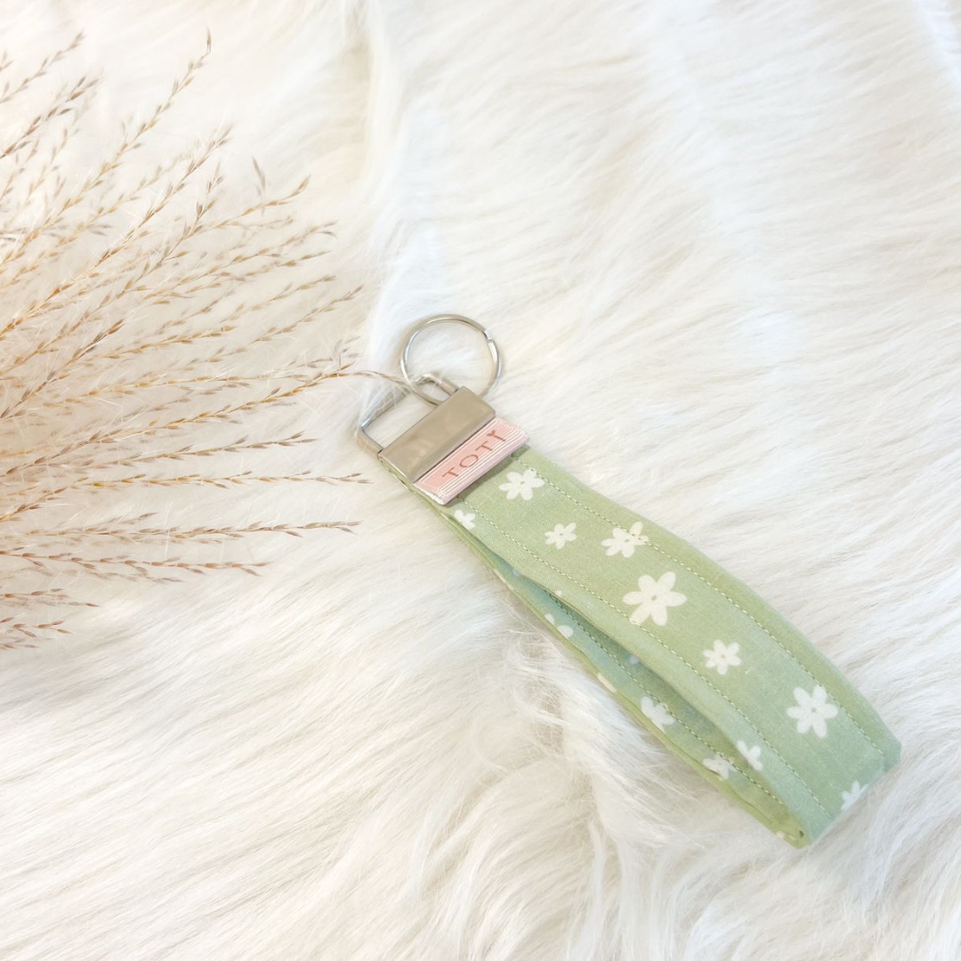 Wristlet Keychains, Fob Daisy Wristlet, Custom keychains, Handmade, Green Flower