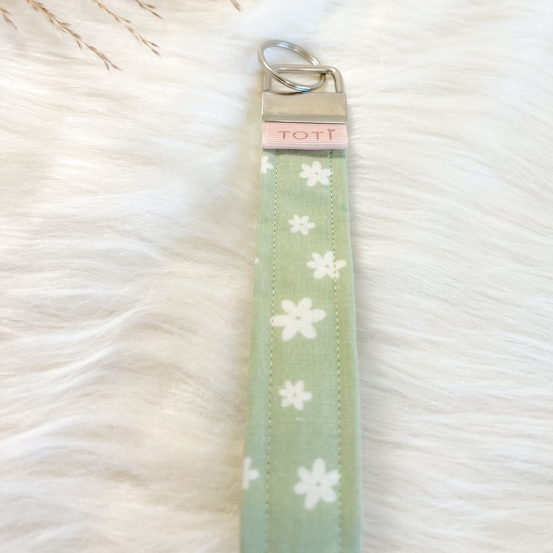 Wristlet Keychains, Fob Daisy Wristlet, Custom keychains, Handmade, Green Flower