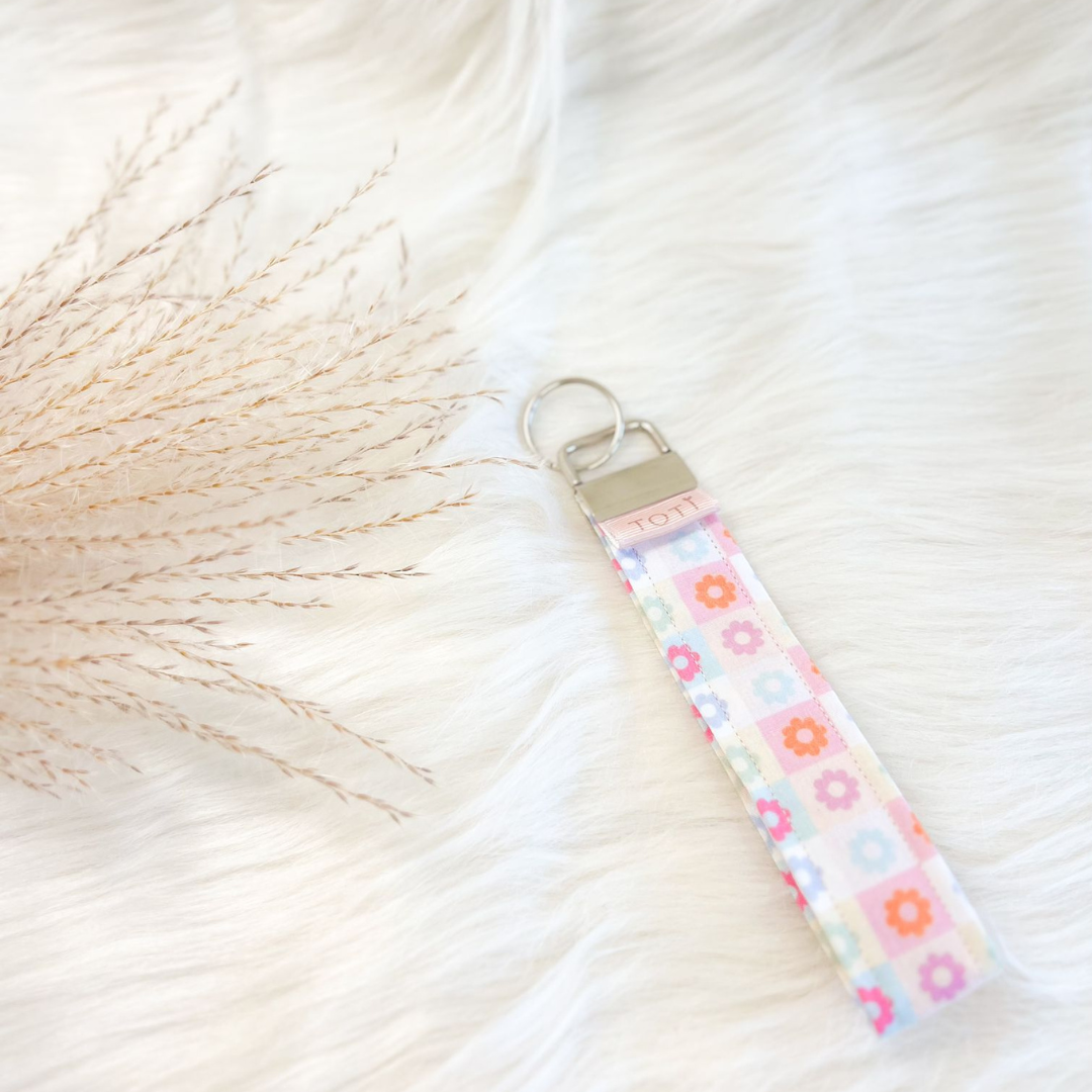 Wristlet Keychains, Fob Daisy Wristlet, Custom keychains, Handmade, Retro Floral